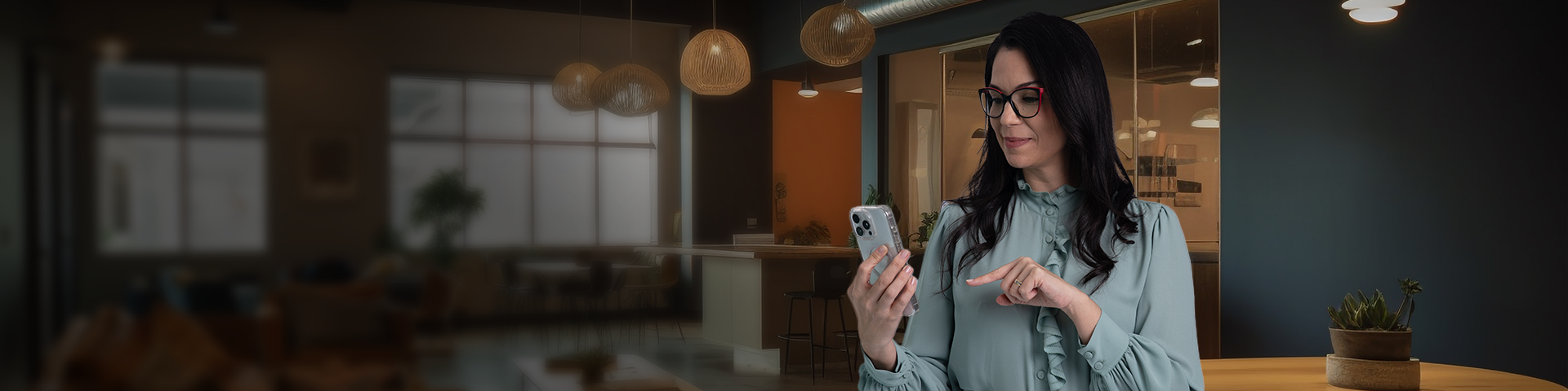 Profissional consultando o celular em um escritório corporativo